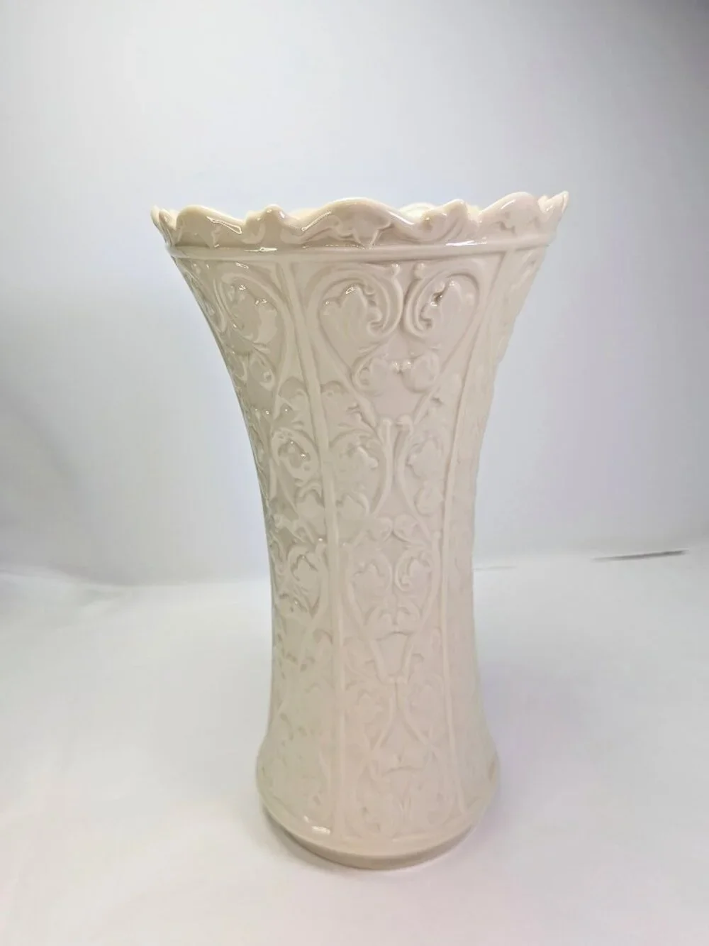 Lenox VTG 11” Ivory Baroque Sculpted Gothic Scalloped Pedestal Statement Vase